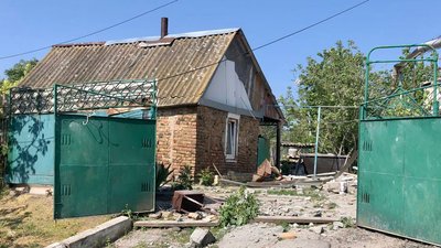 Пошкоджені житлові будинки та лінії електропередач. Армія РФ обстріляла Нікополь на Дніпропетровщині Пошкоджені житлові будинки та лінії електропередач. Армія РФ обстріляла Нікополь на Дніпропетровщині