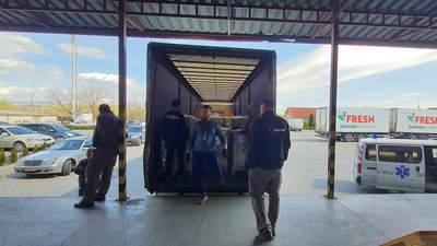 Три вантажівки гуманітарної допомоги вагою 440 тонн приїхало з Кошиць до Ужгорода Три вантажівки гуманітарної допомоги вагою 440 тонн приїхало з Кошиць до Ужгорода