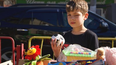 Продають іграшки: одеські школярі зібрали майже сім тисяч гривень для ЗСУ та переселенців. ВІДЕО Продають іграшки: одеські школярі зібрали майже сім тисяч гривень для ЗСУ та переселенців. ВІДЕО