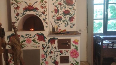 У музеї на Тернопільщині дівчина розмалювала піч У музеї на Тернопільщині дівчина розмалювала піч