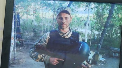 Родичі загиблого воїна на Житомирщині не можуть його поховати і здали зразки для ДНК-експертизи Родичі загиблого воїна на Житомирщині не можуть його поховати і здали зразки для ДНК-експертизи