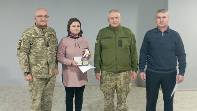 Двох волонтерів з Прикарпаття нагородили відзнаками Міноборони "За сприяння Збройним силам України"