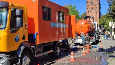 Бригада облводоканалу ремонтує мережу у Вінниці