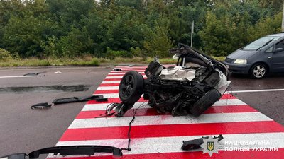 Авто розірвало навпіл, а в його водія — забій ноги внаслідок ДТП на Рівненщині — поліція