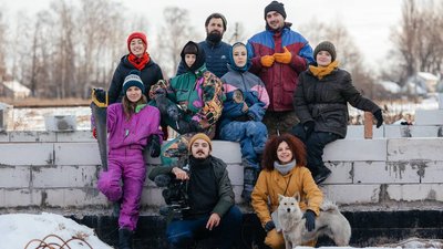 "Прибирають під музику". Як чернівчанка відновлює зруйновані будинки на деокупованих територіях