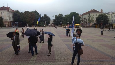 На Театральному майдані у Тернополі розпочалась акція "Захисти армію" На Театральному майдані у Тернополі розпочалась акція "Захисти армію"