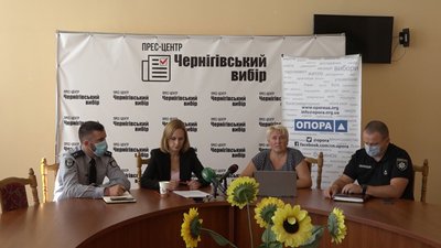 Концерти, лампочки та страхування дітей: як ведуть передвиборчу кампанію політики на Чернігівщині