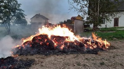 Біля Франківська палії сухої трави втікали від рятувальників