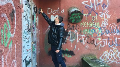 "Намалюй життя". В Одесі волонтери замальовують рекламу наркотиків на стінах будинків та парканах