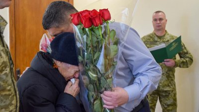 Орден "За мужність" ІІІ ступеня вручили матері полеглого прикордонника з Одеської області Орден "За мужність" ІІІ ступеня вручили матері полеглого прикордонника з Одеської області