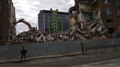 У Львові знесли адміністративну будівлю заводу "Полярон"