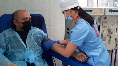 "Моя кров комусь потрібна, щоб врятувати життя". Історії франківських донорів
