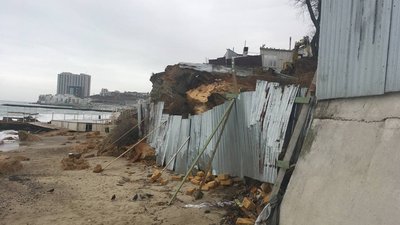 На узбережжі Одеси триває будівництво попри заборони на час слідства На узбережжі Одеси триває будівництво попри заборони на час слідства