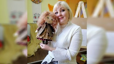 "Волосся роблю з козячої шерсті, взуття шию з натуральної шкіри". Жителька Кіровоградщини створює інтер'єрні ляльки