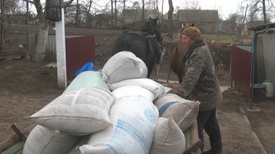 Волонтери готуються засівати поле.