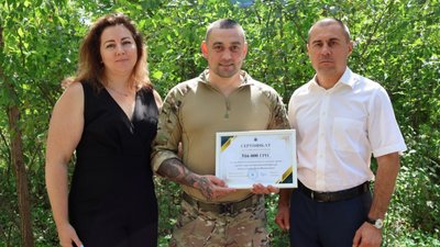 Вручення сертифіката на купівлю комплектуючих до дронів у Дергачах