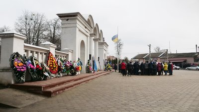 "З перших днів пішли захищати свою землю". На Сумщині попрощалися з загиблими захисниками "З перших днів пішли захищати свою землю". На Сумщині попрощалися з загиблими захисниками