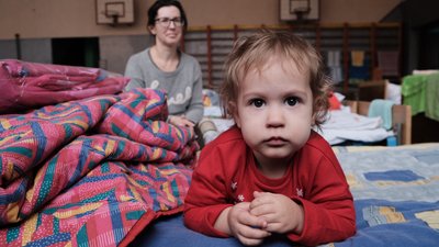 Сиділи в підвалах та бачили танки. Що розповідають вимушені переселенці, які приїхали в Чернівці Сиділи в підвалах та бачили танки. Що розповідають вимушені переселенці, які приїхали в Чернівці
