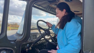 Блогерка за кермом трактора