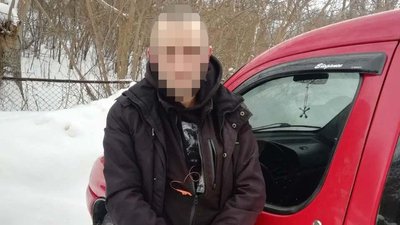 У Рівному "на гарячому" спіймали чоловіка, який обкрадав автомобілі – поліція У Рівному "на гарячому" спіймали чоловіка, який обкрадав автомобілі – поліція