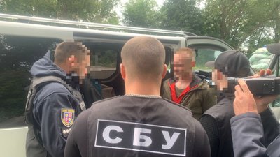 3000 доларів США за втечу від мобілізації: на Вінниччині затримали підозрюваного у переправлянні чоловіків до ЄС 3000 доларів США за втечу від мобілізації: на Вінниччині затримали підозрюваного у переправлянні чоловіків до ЄС