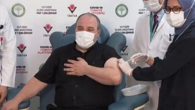 Турецький міністр став добровольцем у випробуванні місцевої вакцини від COVID-19