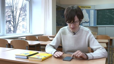 "Червоний – це боротьба і кохання": у черкаській бібліотеці влаштовують "кольорові читання"