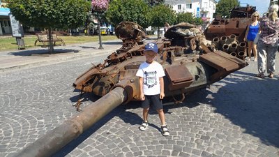 Російські танки на вулицях Кам'янця-Подільського: у місті виставили знищену техніку армії РФ Російські танки на вулицях Кам'янця-Подільського: у місті виставили знищену техніку армії РФ