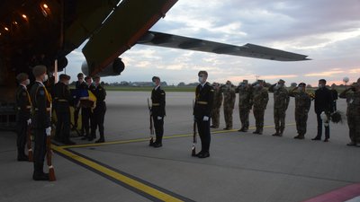 До Львова прибув борт із тілом курсанта, який загинув у авіакатастрофі на Харківщині