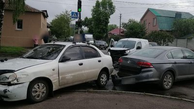 У Сумах на перехресті зіштовхнулися три автомобілі