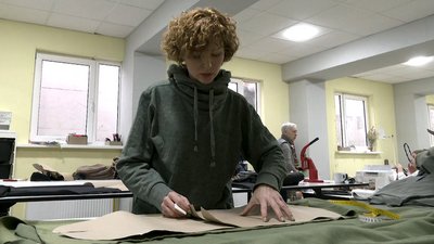Не вистачає матеріалів: черкащанка перелаштувала бізнес на пошиття балаклав
