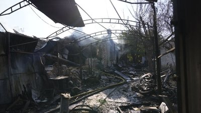 Згоріле подвір'я піля удару РФ в Лозівській громаді