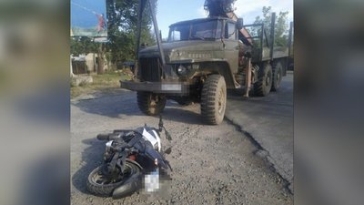 На Закарпатті зіткнулися вантажівка і мотоцикл: один з водіїв загинув