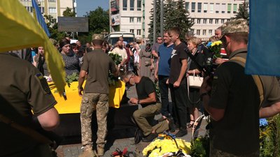 У Рівному попрощались із двома військовими: Максимом Власенком і Мирославом Кур'яніком У Рівному попрощались із двома військовими: Максимом Власенком і Мирославом Кур'яніком