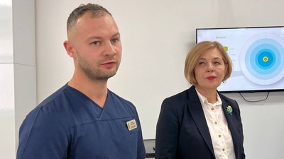 Виконувач обов’язків завідувача нейрореабілітаційного відділення Петро Скобляк та директорка обласного департаменту охорони здоров'я Ольга Ярмоленко