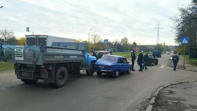 У Чернігові водій вантажівки спричинив ДТП за участі чотирьох автівок