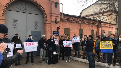 "Руки геть": біля одеського СІЗО влаштували акцію на підтримку Стерненка