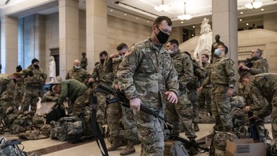 Будівлю Капітолію та прилеглі території патрулюють загони Національної гвардії США. Вашингтон, 13 січня 2021 року Будівлю Капітолію та прилеглі території патрулюють загони Національної гвардії США. Вашингтон, 13 січня 2021 року