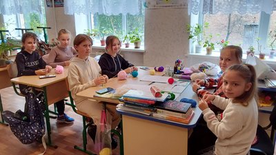 Яскраві й плетені. Жителька Кіровоградщини гачком плете писанки й великодніх курчат
