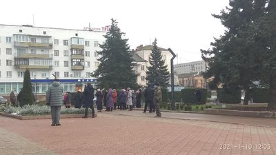 На Житомирщині люди вийшли на мітинг, що висловити свій протест проти підвищення тарифів На Житомирщині люди вийшли на мітинг, що висловити свій протест проти підвищення тарифів