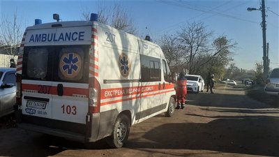 Частину вулиці у Харкові, де чоловік погрожує поліції гранатою, перекрили Частину вулиці у Харкові, де чоловік погрожує поліції гранатою, перекрили