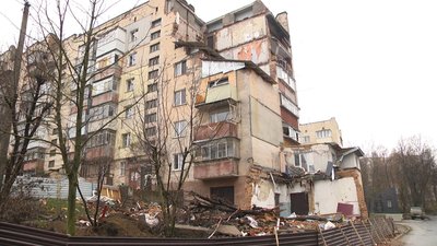 У Хмельницькому на Тернопільській відновлюють комунікації у будинку після вибуху