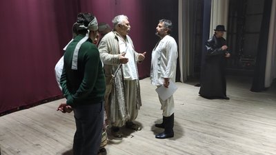 "Ми через себе пропускаємо, плачемо, переживаємо": у Полтаві відбулася прем’єра вистави "Підіймайся і йди"