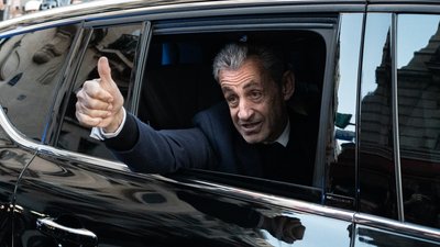 Колишній президент Франції Ніколя Саркозі махає своїм прихильникам, покидаючи резиденцію