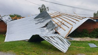У Чуднові на Житомирщині вітер зірвав дах Будинку культури, де діти святкували випускний