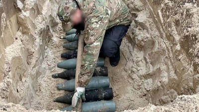 Волинські вибухотехніки знешкоджують вибухові пристрої на Чернігівщині Волинські вибухотехніки знешкоджують вибухові пристрої на Чернігівщині