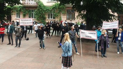 У Чернівцях підприємці пікетують ОДА: вимагають відкрити ресторани У Чернівцях підприємці пікетують ОДА: вимагають відкрити ресторани