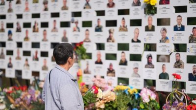 У Запоріжжі встановили нові стенди зі світлинами полеглих бійців