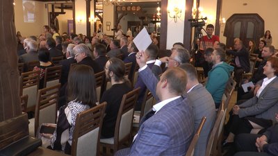 В Івано-Франківську на благодійному аукціоні збирали гроші на підтримку Збройних сил України В Івано-Франківську на благодійному аукціоні збирали гроші на підтримку Збройних сил України