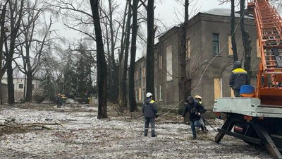 На Донеччині через негоду та обстріли без електроенергії 130 населених пунктів